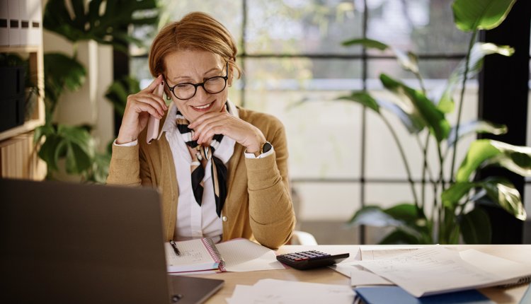Vrouw doet belastingen achter bureau