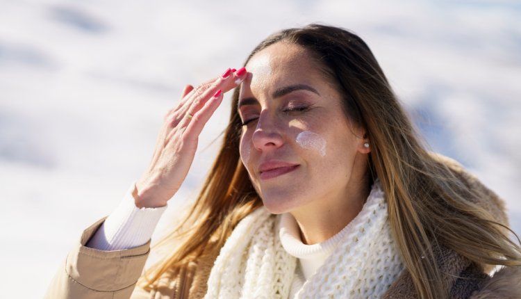 Vrouw smeert zich in met zonnebrandcreme