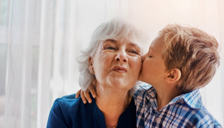 Oma krijgt klapzoen op wang van kleinzoon