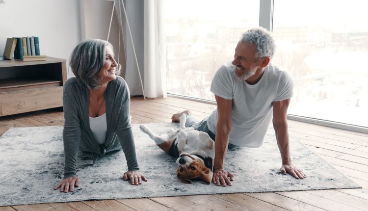 ouder koppel sport thuis