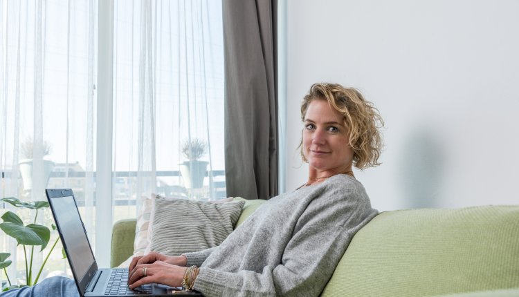 vrouw op de bank in appartement