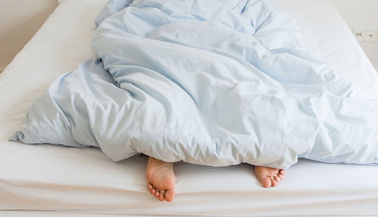 Voeten van vrouwen in bed