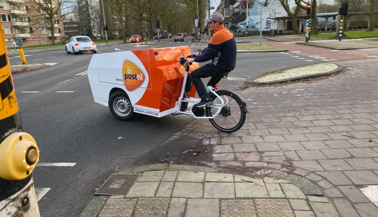 Postbode op de fiets