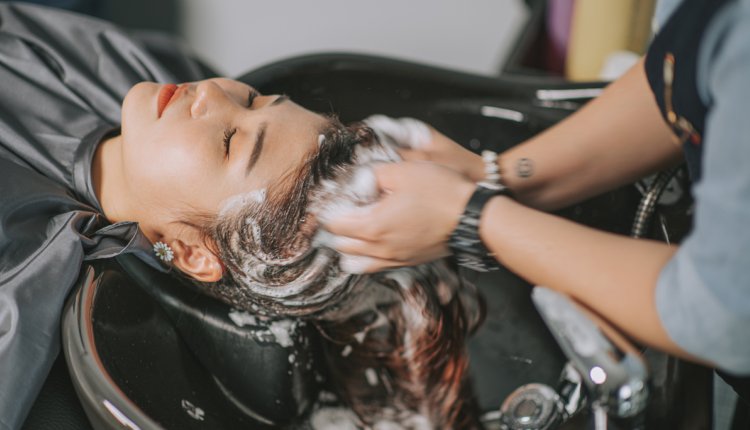 haar wordt gewassen bij vrouw