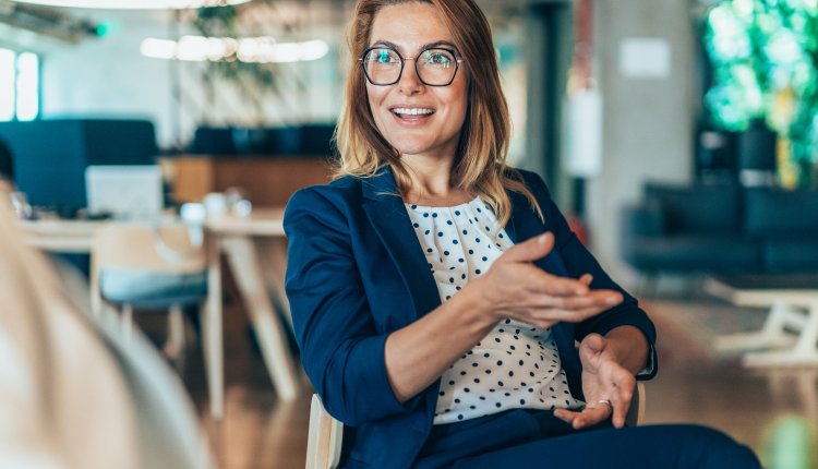 Secretaresse in gesprek met leidinggevende