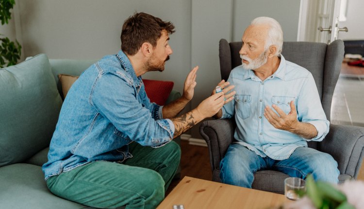 Vader en zoon hebben discussie op de bank