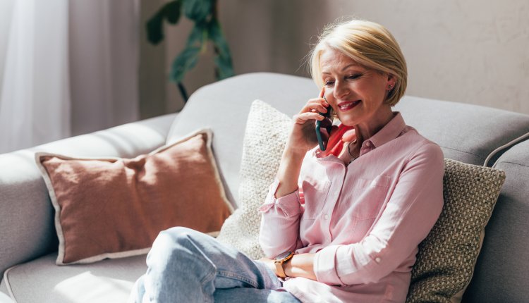 Vrouw aan de telefoon