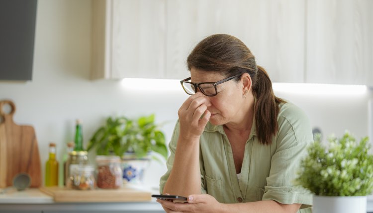 Vrouw met bril aan de telefoon