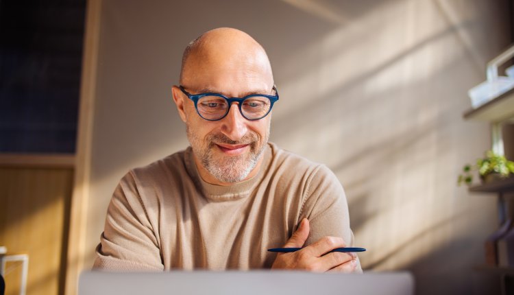 Man aan het werk achter laptop
