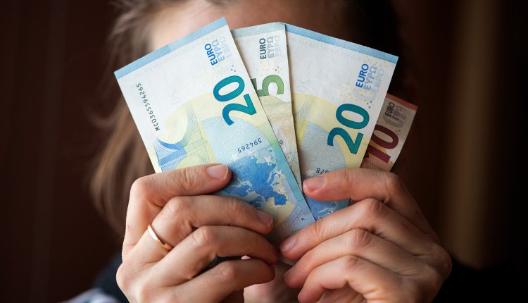 Vrouw met geld voor gezicht