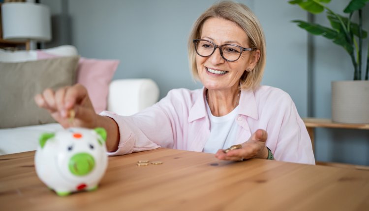 Vrouw met spaarvarken