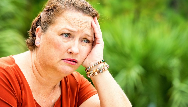 Vrouw ziet het niet meer zitten, teneergeslagen in de tuin