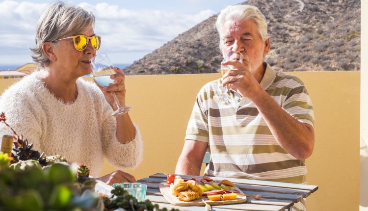 Koppel is op terras vakantie aan het vieren