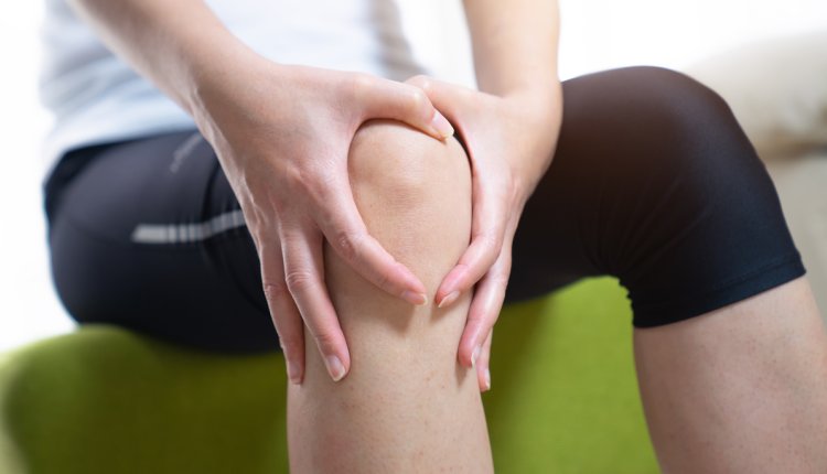 hand op knie met artrose