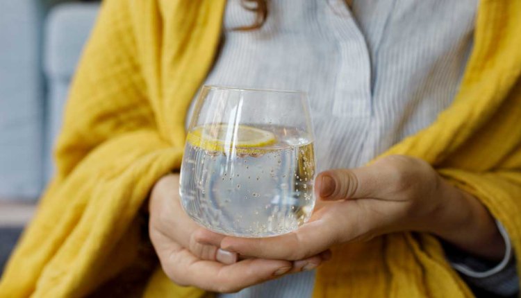 Vrouw met glas bruisend water
