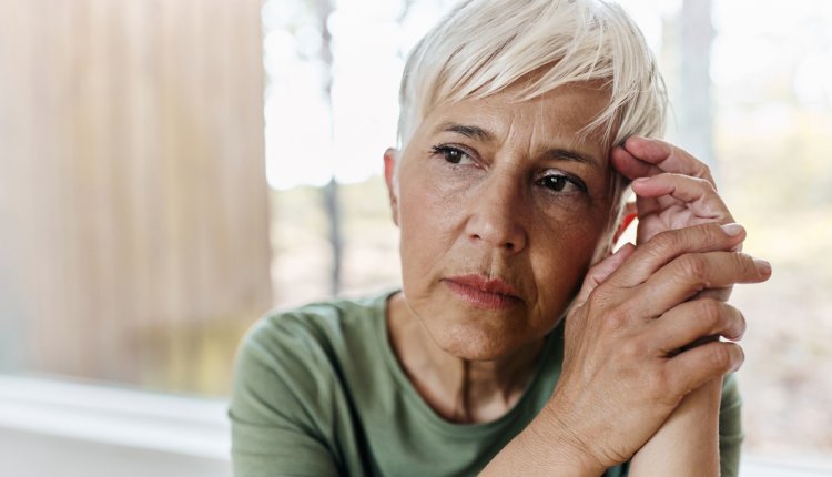 oudere vrouw maakt zich zorgen
