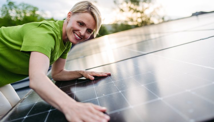 Vrouw met zonnepaneel