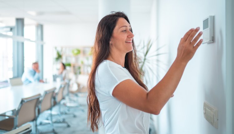Vrouw stelt de airco in