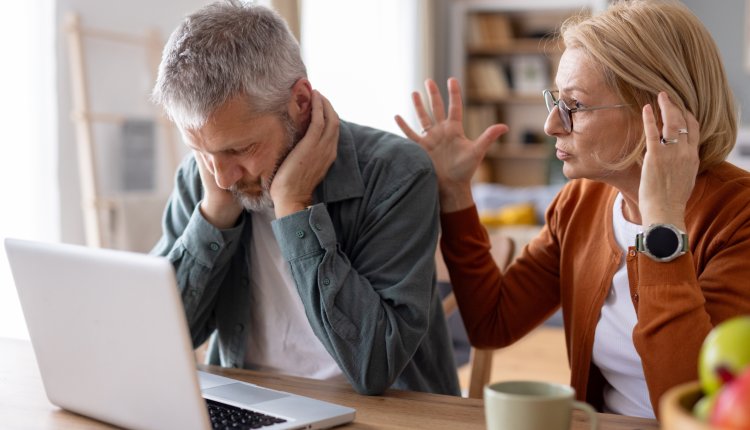 Koppel is vertwijfeld na een online scam