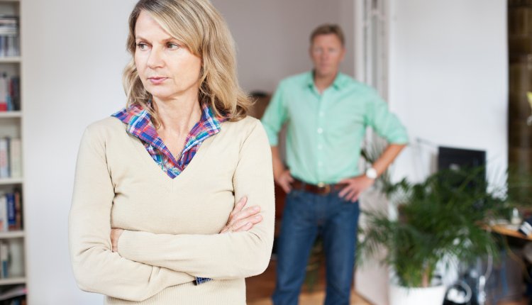 Ouder stel heeft ruzie, scheiding, relatieproblemen