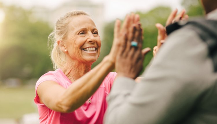sportieve vrouw geeft high five