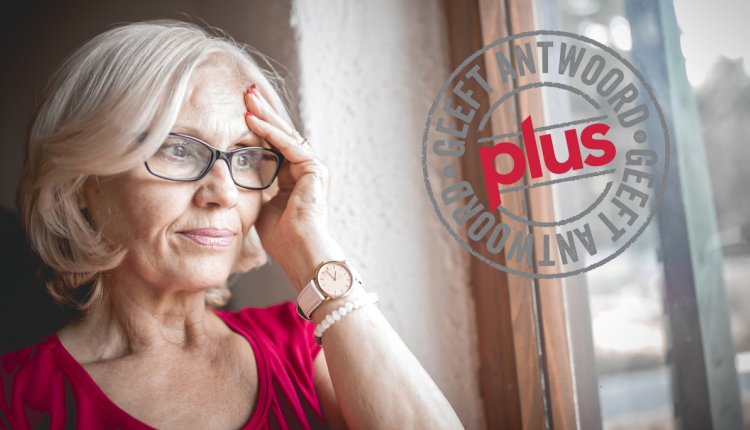vrouw met dementie kijkt uit raam