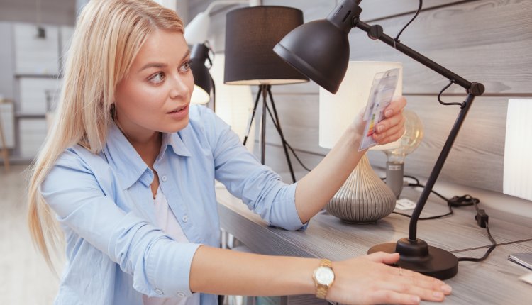Vrouw bekijkt schemerlamp