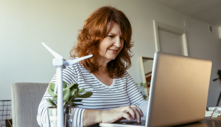 Vrouw is bezig met verduurzamen huis