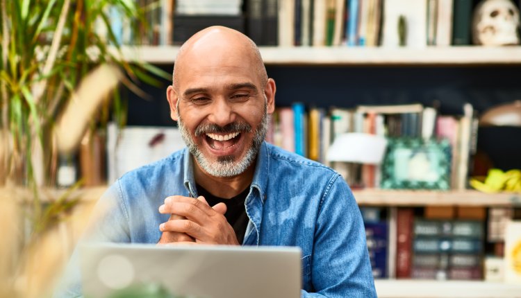 Man is bezig met uitleggen hoe je kunt besparen met energie