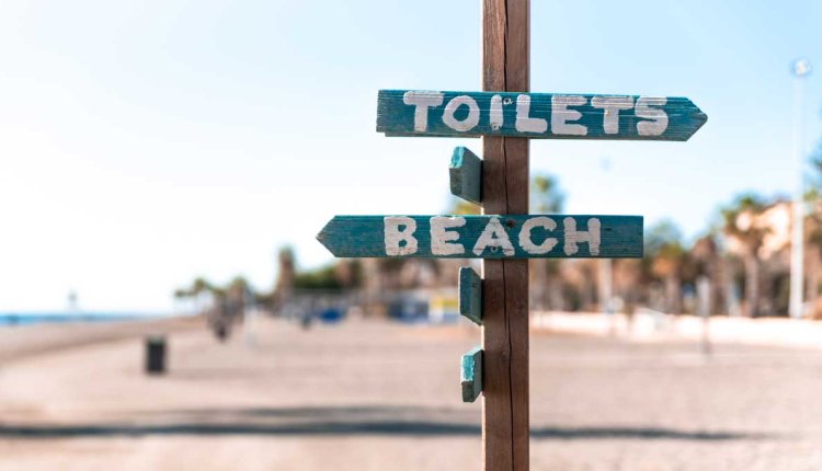 toiletbordje in het engels op strand