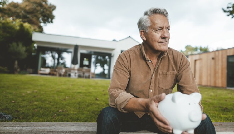 Man met spaarvarken