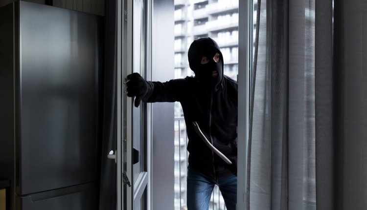 Inbreker forceert de deur en komt woning binnen