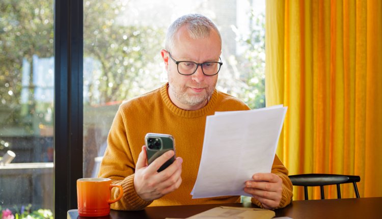 Man controleert thuis zijn papieren