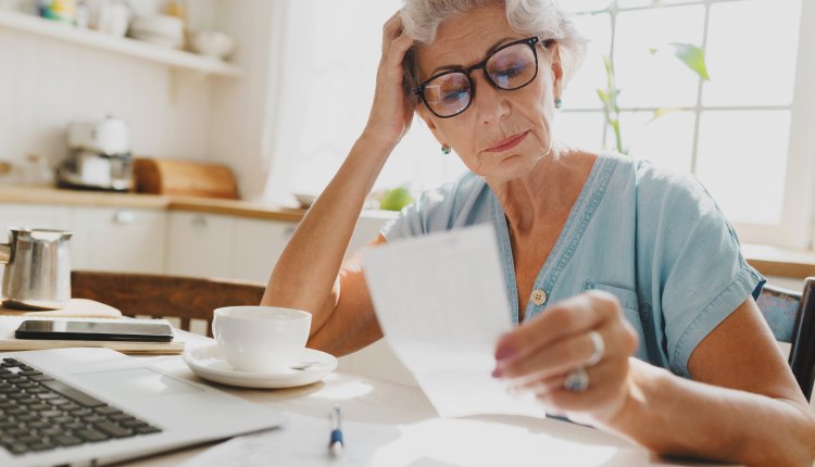 Vrouw met energierekening