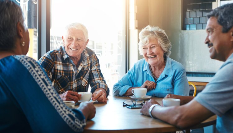 Ouderen zitten gezellig koffie te drinken