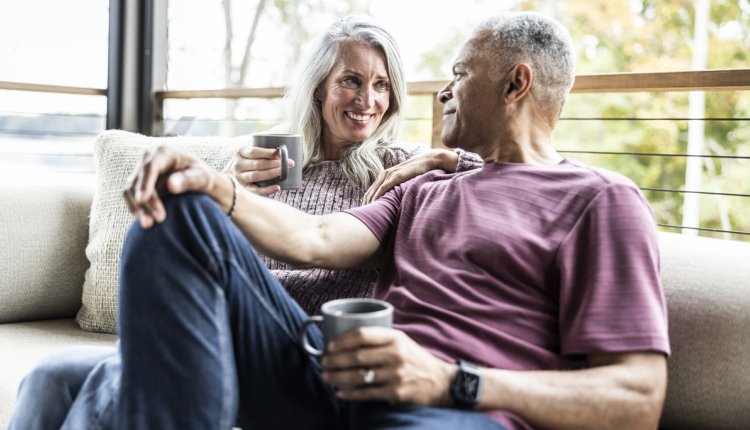 vrouw en man praten met elkaar