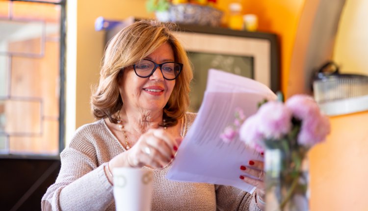 Vrouw is bezig met haar testament op te stellen