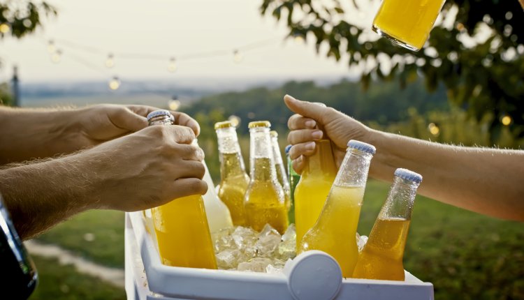 Frisdrank in koelbox met ijs 