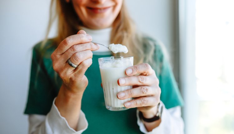 vrouw eet yoghurt
