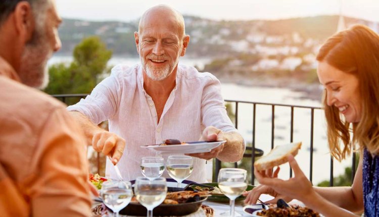 Mensen op vakantie eten lekker