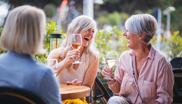 vrouwen drinken op terras
