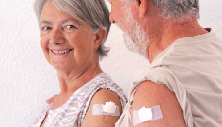 Ouder koppel heeft pneumokokkenvaccinatie gekregen