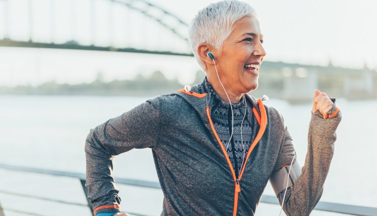 Vrouw rent hard met activity tracker