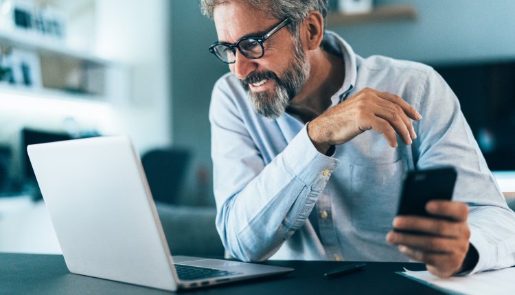 Man met telefoon is bezig met werk