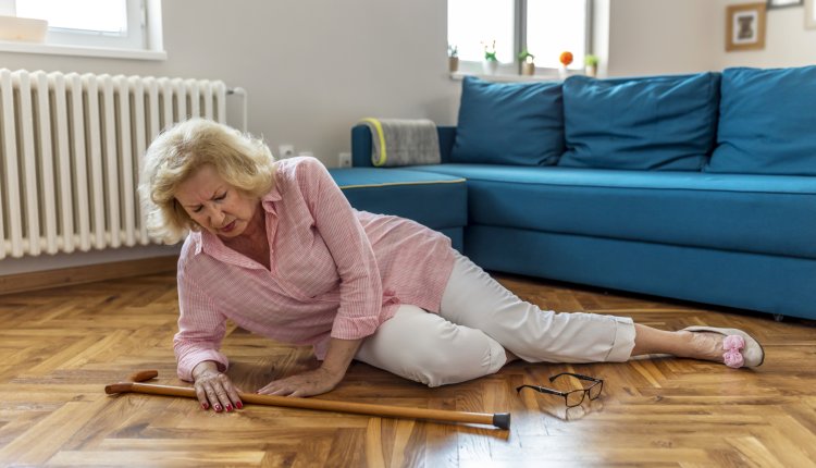 Vrouw is in de woonkamer gevallen