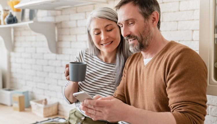 Man zet gegevens over op nieuwe smartphone