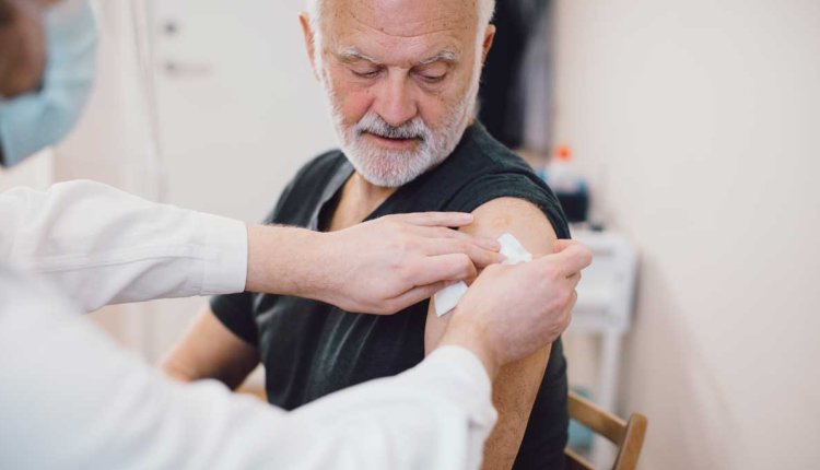 Man krijgt pneumokokkenvaccinatie