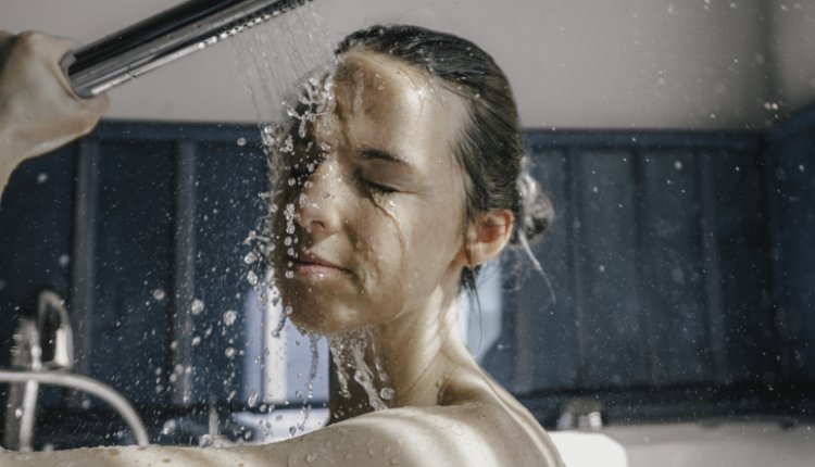 Vrouw neemt een douche