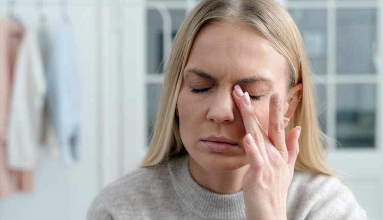 Vrouw wrijft in haar pijnlijke ogen