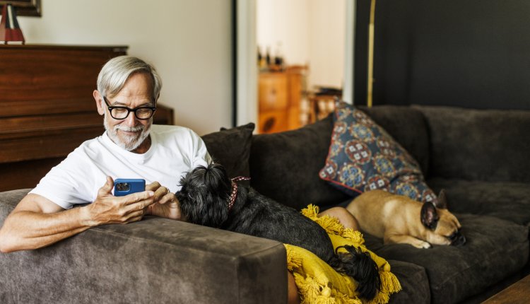 Ouder paar op de bank met hond